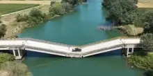 &ldquo;Pur di non allungare il tragitto di 30 chilometri le auto continuano a passare sul ponte crollato e distrutto dalla tempesta&rdquo;: il video &egrave; virale