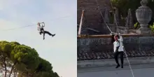 &ldquo;Non dimenticher&ograve; mai quel momento&rdquo;: lo sposo si lancia nel vuoto davanti agli invitati e trasforma le nozze in una scena da film di James Bond