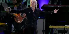 &ldquo;Non buttate i biglietti&rdquo;: Jon Bon Jovi interrompe improvvisamente il concerto per un&rsquo;infezione ai seni paranasali. Era tornato dopo l&rsquo;intervento alle corde vocali e una pausa di 4 anni