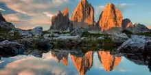 &ldquo;Mi tremano i polsi. Alle Tre Cime un uomo mi ha chiesto dove fossero. Eravamo sull&rsquo;altro lato, non quello dei social, e non le aveva riconosciute&rdquo;: la rabbia dell&rsquo;alpinista per l&rsquo;overtourism sulle Dolomiti