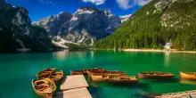 In tacchi a spillo sul lago di Braies, in abito da sera sulle Dolomiti e a Cortina con la &ldquo;divisa&rdquo;: il nuovo business del turismo per gli shooting ad alta quota scatena le polemiche