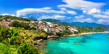 Turisti morsi a sangue al polpaccio mentre nuotano in mare nel Cilento: due feriti in tre giorni, &egrave; allarme. L&rsquo;ipotesi degli esperti: pesce balestra o barracuda