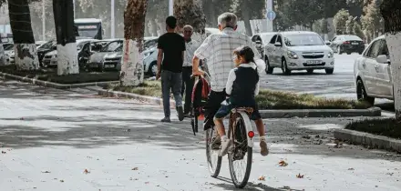 Multato per non aver fatto scendere il figlio dalla canna della bici, esplode la polemica sui social