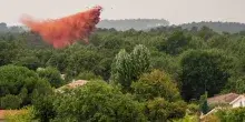 &ldquo;Ci hanno bussato alla porta e il fuoco era a 500 metri&rdquo;: paura per un maxi incendio in Francia. Centinaia in fuga in barca da Cap Ferret