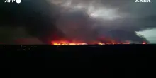 L&rsquo;impressionante incendio di Cap Ferret: le immagini del fronte di fuoco e la lotta dei vigili del fuoco