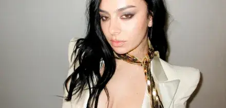 &ldquo;La pista da ballo &egrave; morta, ora facciamo rock. Voglio essere onesta e vivere meno online. Mi auguro lo facciano tutti&rdquo;: Charli xcx torna con &ldquo;Music, Fashion, Film&rdquo; (e no, non &egrave; pi&ugrave; la ragazza ribelle di &ldquo;Brat&rdquo;)