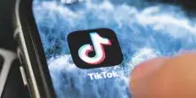La stretta di TikTok sui video di scontri e danneggiamenti. Social pronto a rimozioni, blocchi e limiti alle Live