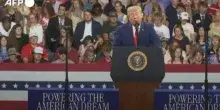 Trump, siparietto al comizio in Georgia: un uomo lo imita alle sue spalle. Il video virale