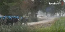 Val Susa, scontri tra No Tav e polizia al cantiere di San Didero: pietre, bombe carta e lacrimogeni | Il video