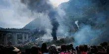 Scontri alla marcia No Tav: centinaia di attivisti incappucciati assaltano il cantiere di Chiomonte, due camionette dei carabinieri in fiamme