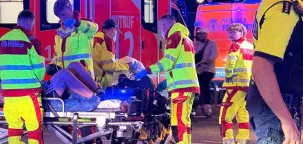Berlino, furgone sulla folla durante il Pride: morta una donna e 16 feriti. Si cerca un 21enne