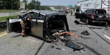Un camion travolge dieci auto e distrugge un Cybertruck Tesla: il pick-up finisce spezzato in due, ma tutti gli occupanti escono illesi dall&rsquo;impatto. Il video dello schianto