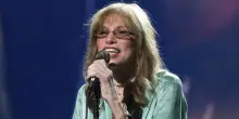 &ldquo;Ho il Parkinson, ma non ho smesso di vivere&rdquo;: Carly Simon rivela la diagnosi della sua malattia. La cantautrice di &ldquo;Coming Round Again&rdquo; e &ldquo;You&rsquo;re So Vain&rdquo; commuove fan e colleghi