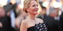 &ldquo;Mia figlia dice di aver passato l&rsquo;infanzia con 7 teste di bambola mozzate nella culla. L&rsquo;horror &egrave; sempre stato alla periferia della mia vita&rdquo;: cos&igrave;  Gillian Anderson, l&rsquo;ex regina di &ldquo;X-Files&rdquo;