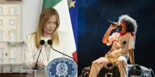 Meloni vuole festeggiare il record di longevit&agrave; del governo a Bari. Problema: il palco &egrave; gi&agrave; occupato da Caparezza