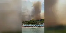 Fiamme nel Gargano, il video delle persone in fila per essere evacuate sulle barche via mare