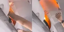 Il portatile esplode e prende fuoco nella cappelliera di un aereo: le immagini dell&rsquo;incendio a bordo e la corsa del personale per spegnere le fiamme