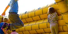 Il vento scardina una struttura gonfiabile a Roccaraso: feriti tre bambini, una in codice rosso