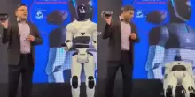 Il robot umanoide si blocca e &ldquo;muore&rdquo; sul palco durante la sua presentazione al pubblico: gli addetti lo coprono con un telo nero e lo portano via sotto gli occhi sconvolti dei presenti &ndash; VIDEO