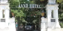 Era fallito da tre anni, ma continuava a ospitare turisti in nero: sequestrato il Grand Hotel di Riccione