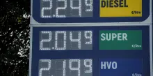 La tassa nascosta dietro all&rsquo;aumento dei carburanti: perch&eacute; la versione governativa non torna