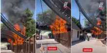 Paura a Gardaland, scoppia un incendio accanto alle montagne russe Raptor: a fuoco una struttura nell&rsquo;area Far West. Il giorno precedente si era bloccato Oblivion