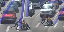 Anziano in carrozzina fatica ad attraversare l&rsquo;incrocio: dalla macchina scende &ldquo;Spiderman&rdquo; ad aiutarlo, il video &egrave; virale