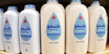 Johnson&Johnson pagher&agrave; 5,5 miliardi di dollari per chiudere le cause sul talco cancerogeno
