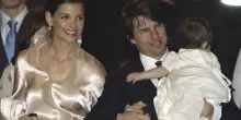 Suri Cruise ha rinunciato legalmente al cognome del padre Tom.  &Egrave; diventata Suri Noelle, secondo nome della mamma Katie Holmes