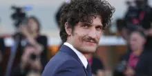 &ldquo;Mio padre in tutti i film mi ha sempre ammazzato. Mi uccideva e mi faceva rinascere. Una cosa seria, da psicanalista. Non ho l&rsquo;et&agrave; e sono messo male. A partire dalle mie povere e malandate ginocchia&rdquo;: cos&igrave; Louis Garrel