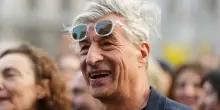 &ldquo;A Ibiza ho promesso a un amico che avremmo girato tutti i club. Abbiamo trovato una baia dove non c&rsquo;era nessuno, con due materassi &egrave; diventata la nostra base. Ci buttavamo in acqua appena svegli&rdquo;: lo rivela Mauizio Cattelan