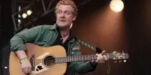 E&rsquo; morto a 56 anni Glen Hansard, il cantautore irlandese premio Oscar e frontman dei The Frames: &ldquo;Uno schianto in moto nella notte a Dublino&rdquo;