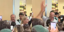 &ldquo;Quando l&rsquo;aereo ha 16 ore di ritardo, ma all&rsquo;aeroporto di Ibiza incontri Gerry Scotti&rdquo;: il video dei turisti italiani &egrave; virale