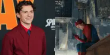 &ldquo;La tuta dell&rsquo;Uomo Ragno puzza da morire. Quelle di Maguire e Garfield avevano cerniere per andare in bagno. Io no&rdquo;: lo rivela Tom Holland