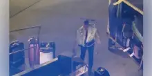 Il &ldquo;Capitano Paul&rdquo; lascia la cabina di pilotaggio e scende in pista per aiutare l&rsquo;addetto a caricare tutti i bagagli sull&rsquo;aereo gi&agrave; in ritardo di due ore: il video del suo gesto &egrave; virale