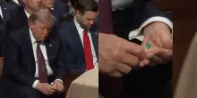 Trump distribuisce mentine al funerale del senatore Lindsey Graham, il video &egrave; virale: &ldquo;Il pap&agrave; che d&agrave; le caramelle ai figli, quando non sar&agrave; pi&ugrave; Presidente diventer&agrave; noioso&rdquo;