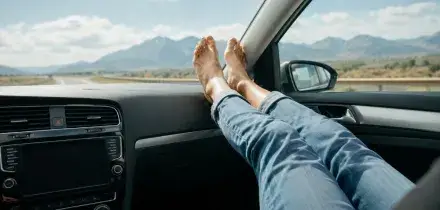 Piedi sul cruscotto in auto? Il gesto che pu&ograve; trasformare un incidente in tragedia