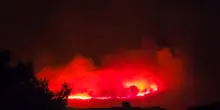 Incendi a Paros, evacuate in via precauzionale 10 zone dell&rsquo;isola. Battaglia dei vigili del fuoco contro il vento