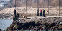 Spagna, Ceuta chiede al governo di dichiarare lo stato di emergenza per i migranti: 1500 arrivati a nuoto in una settimana