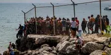 Centinaia di migranti superano il confine di Ceuta: la Spagna teme una nuova polemica sulla gestione dei confini