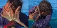 Un pescatore cattura un polpo, ma tra i due scoppia la &ldquo;rissa&rdquo;. Le immagini della lotta diventano virali