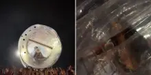 &ldquo;Portatemi al palco, oh mio dio!&rdquo;: Katy Perry disperata finisce dentro una bottiglia gigante e il pubblico se la dimentica l&igrave;- IL VIDEO