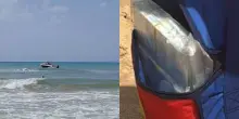 Pacchi pieni di banconote gettati in mare da due persone a bordo di un motoscafo in panne: i bagnanti corrono a recuperare il denaro, intervengono le forze dell&rsquo;ordine