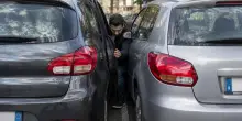 Parcheggi troppo vicino ad un&rsquo;altra auto? Rischi multa, carro attrezzi e perfino una denuncia penale