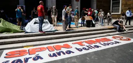 Roma, principio d&rsquo;incendio nell&rsquo;edificio occupato di Spin Time Labs: stabile dichiarato inagibile. &ldquo;Temiamo sia pretesto per lo sgombero&rdquo;