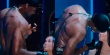&ldquo;Non credo voglia stare sul palco&rdquo;: Usher interrompe il &ldquo;siparietto&rdquo; con una fan dopo il rifiuto del bacio. Il video diventa virale e scatena la polemica