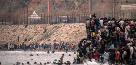 A Ceuta continuano gli arrivi di migranti a nuoto: oltre 49mila in 24 ore, 19 sono morti. Ong: &ldquo;Scontri con lanci di pietre alle frontiere in Marocco&rdquo; | La diretta