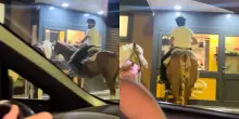 &ldquo;Ed &egrave; subito Old Wild West&rdquo;, &ldquo;Con il diesel a 2.20 ci si adatta&rdquo;: ordinano il McDonald&rsquo;s in sella a dei cavalli, il video da Barletta &egrave; virale