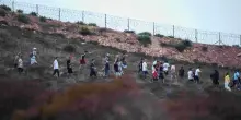 Migranti a Ceuta, sale a 18 il numero di morti. Una &ldquo;colonna umana di cinque chilometri&rdquo; alla frontiera in Marocco