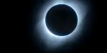 Dalle stelle cadenti delle Perseidi all&rsquo;eclissi totale del 12 agosto 2026: l&rsquo;estate in cui guardare le stelle diventa la nuova ossessione di viaggio